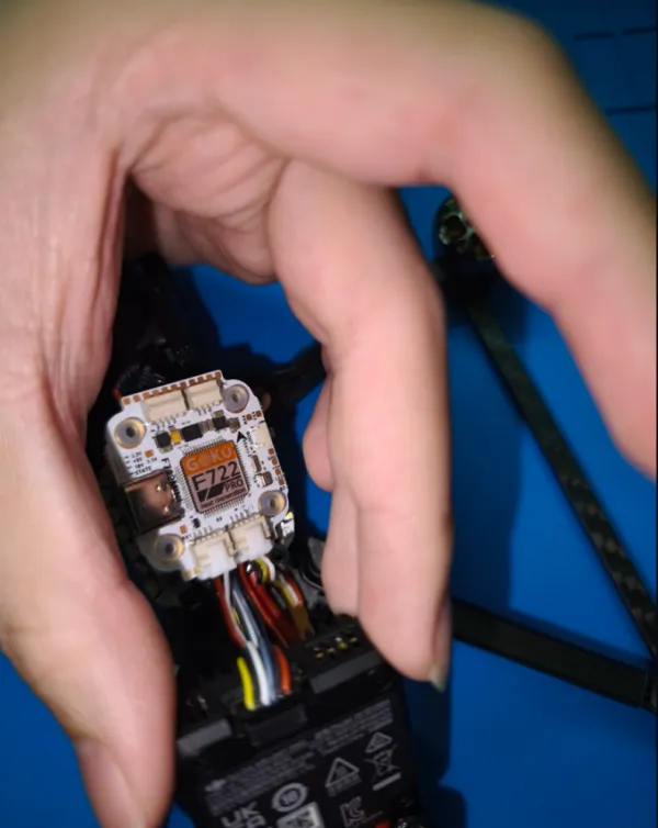 Dziala idealnie z moja konfiguracja 6S, nie ma problemow z przegrzewaniem. Zlocona plytka pCB i staranne lutowanie sprawiaja, ze
produkt sprawia wrazenie premium.