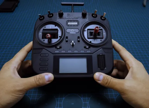 Der RadioMaster Boxer hat mein FPV-Flugerlebnis völlig verändert. Das EdgeTX‑System ist flüssig und leicht zu bedienen, die großformatigen Hall‑Gimbals fühlen sich äußerst präzise an, und die Akkulaufzeit reicht problemlos den ganzen Tag – ohne jegliche Probleme. Ich liebe das kompakte, ergonomische Design.