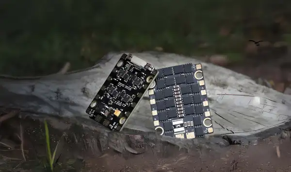 Ich brauchte einen günstigen Ersatz-ESC für mein 5‑Zoll‑Übungs‑Quad, das jedes Wochenende ordentlich durchgeschüttelt wird. Ehrlich gesagt habe ich für den Preis nicht allzu viel erwartet, aber seit über einem Monat läuft er absolut zuverlässig. Die Kabelbäume lassen sich problemlos an meine Flugsteuerung anschließen, ohne dass eine Pin‑Remapping nötig war. Die Leistungsabgabe im Standardbetrieb mit 6S ist äußerst sanft, und auch bei aggressiven Kurvenfahrten sowie beim Wiederaufschwung nach Prop‑Wash bewältigt er alles ohne Probleme. Definitiv mein neuer Budget‑ESC der ersten Wahl.